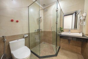 Deluxe King Room, City View (Free one way airport transfer) | Bathroom | Shower, rainfall showerhead, free toiletries, hair dryer - Airport Hotel Hanoi Convenient & Friendly (Hanoi)