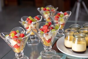 Free daily local cuisine breakfast - Airport Hotel Hanoi Convenient & Friendly (Hanoi)