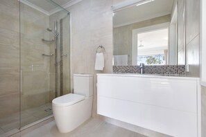 Bathroom - Villa 1 Lazy Days (Noosaville)