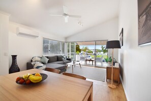 Luxury Villa | Living area | Flat-screen TV - Villa 1 Lazy Days (Noosaville)