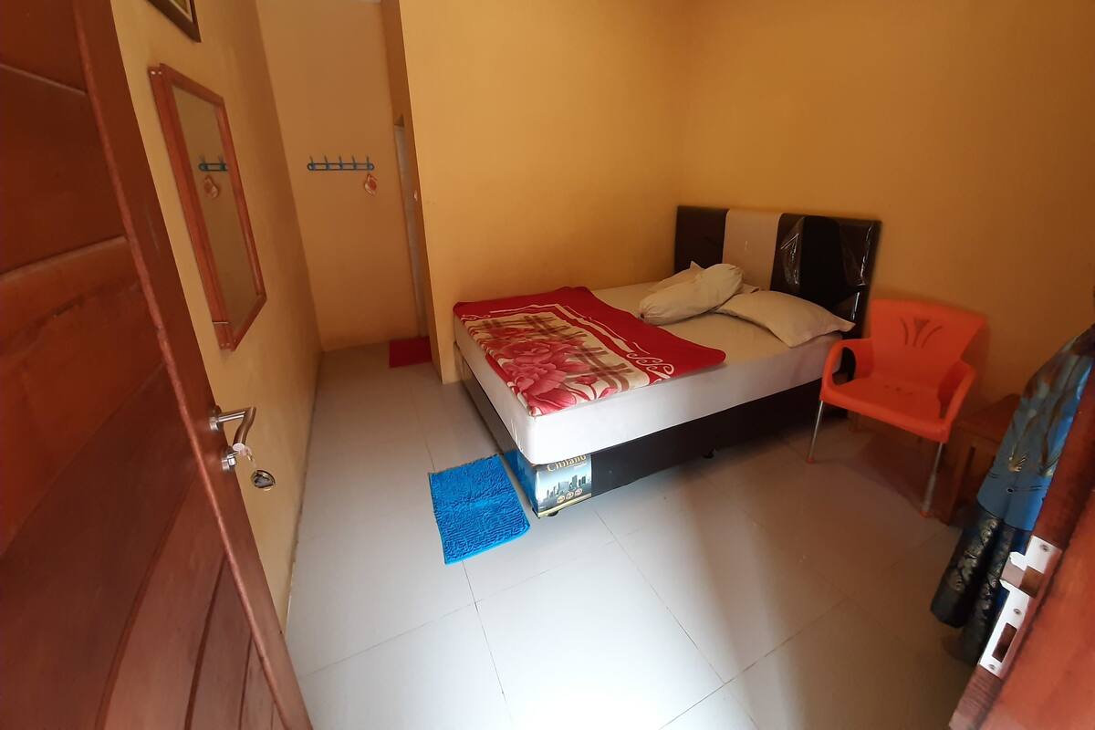 Desk, free WiFi, bed sheets