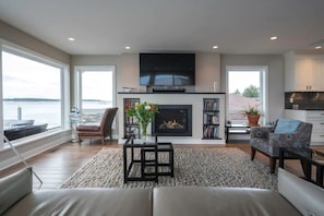 TV, fireplace - 10 Mile Stunning (Victoria)