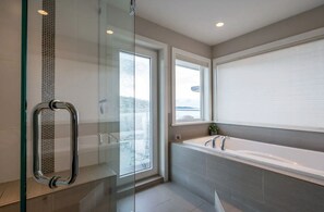 Bathtub, hair dryer, towels, toilet paper - 10 Mile Stunning (Victoria)