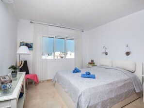 2 bedrooms, iron/ironing board, WiFi