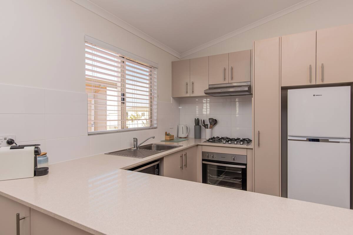 full-sized fridge, microwave, oven, stovetop