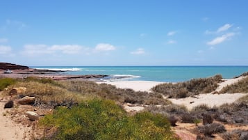 Una spiaggia nelle vicinanze