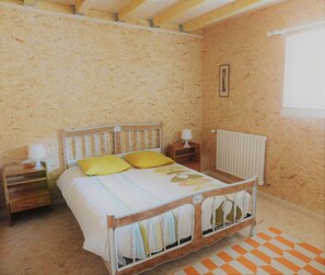 4 bedrooms, iron/ironing board, travel cot, bed sheets - house in farmhouse (saint nectaire)