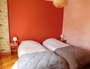 4 chambres, fer et planche Ă repasser, lit parapluie, draps fournis