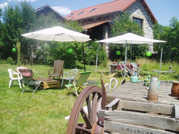 Outdoor dining - house in farmhouse (saint nectaire)