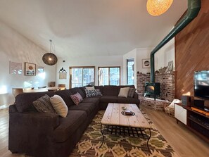 TV, fireplace, books, music library - Perfect Family Townhome w/Private jacuzzi! (Mammoth Lakes)