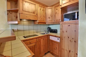 Een koelkast, een microgolfoven, een vaatwasser