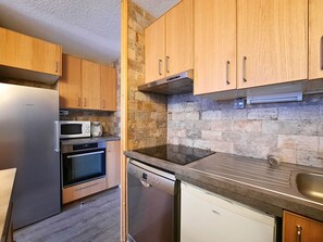 Fridge, microwave, oven, dishwasher - Charming Ski-in/Ski-out Apartment for 6 with Balcony and Free WiFi (Les Menuires)