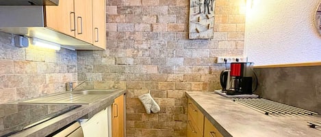 ثلاجة، ميكروويف، فرن، غسالة أطباق