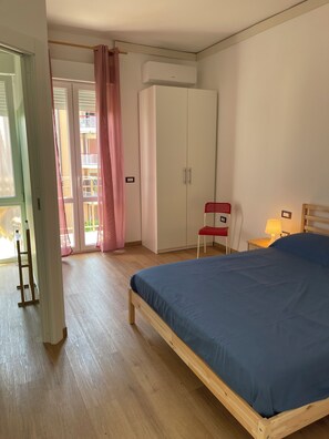1 slaapkamer, een strijkplank/strijkijzer, gratis wifi, beddengoed