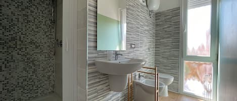 Dusche, Haartrockner, Bidet, Handtücher