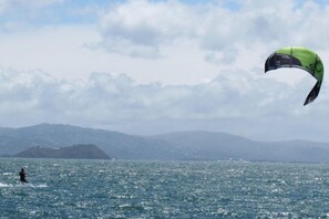 Ubicación cercana a la playa y tumbonas