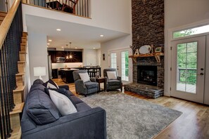 Télévision, cheminée, livres