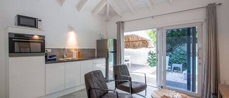 Jääkaappi, mikroaaltouuni, uuni, liesi