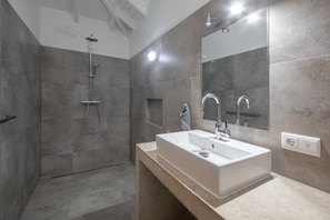 Douche, séchoir à cheveux, serviettes fournies, papier de toilette