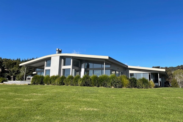 House on Top of hill with large lawn - Amazing views