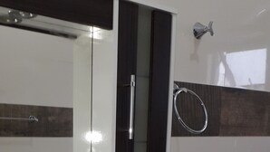 A bathroom with a white sink, a mirror, a toilet, and a towel ring. - 04 - Holiday apartment - Morada Madruga (Praia do Sonho (Ens Brito))