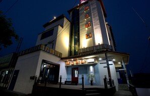 Façade de l’hébergement - soirée/nuit