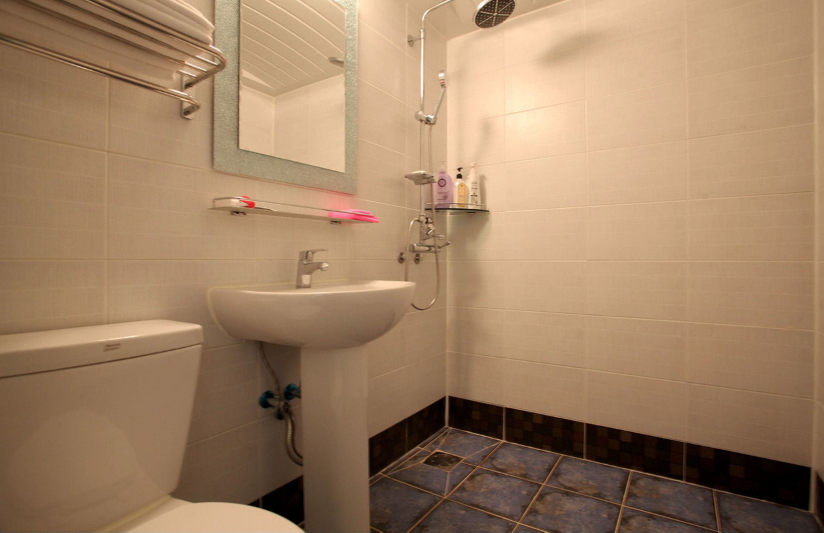Deluxe Room | Bathroom | Shower, free toiletries, hair dryer, towels