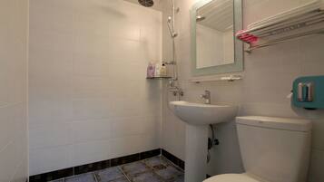 Habitación estándar | Baño | Ducha, artículos de higiene personal gratuitos y secador de pelo