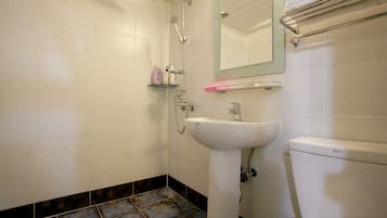 Deluxe Room | Bathroom | Shower, free toiletries, hair dryer, towels