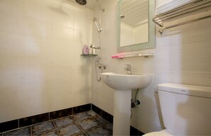 Deluxe-Zimmer | Badezimmer | Dusche, kostenlose Toilettenartikel, Haartrockner, Handtücher