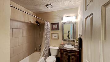 Tina con regadera, secadora de cabello, toallas, jabón