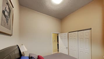 2 slaapkamers, een bureau, een strijkplank/strijkijzer, gratis wifi