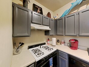 Fridge, oven, stovetop, dishwasher