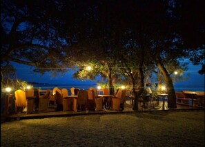 تناول الطعام بالخارج