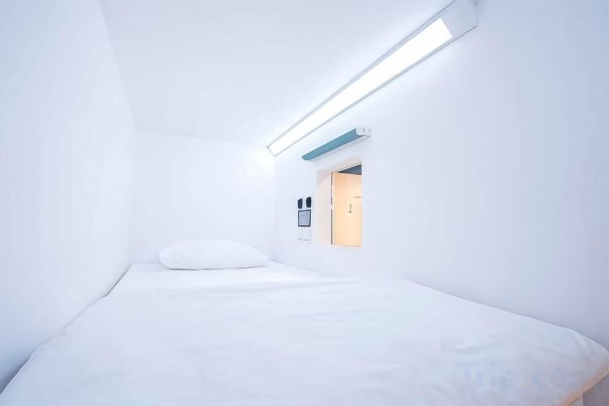 Soundproofing, free WiFi, bed sheets