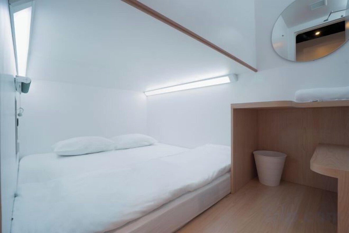 Soundproofing, free WiFi, bed sheets