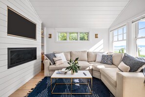 TV connectée, cheminée, livres