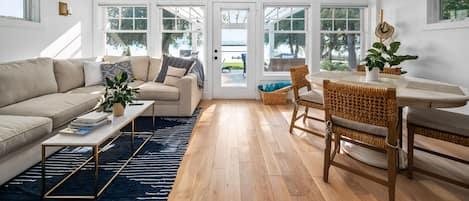 TV connectée, cheminée, livres