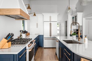 Réfrigérateur, micro-ondes, four, lave-vaisselle