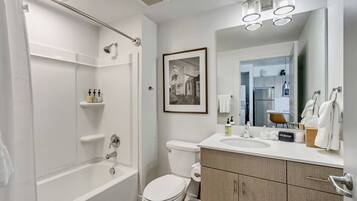 Secadora de cabello, toallas, jabón, shampoo