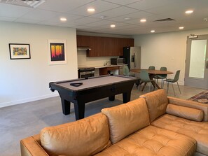 Una Smart TV, un futbolín, una mesa de tenis de mesa, libros