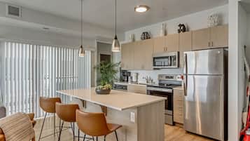 Refrigerador, microondas, horno y parrilla de estufa