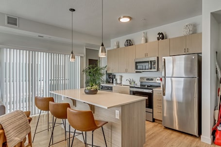 Fridge, microwave, oven, stovetop. LCF - Downtown SLC 1BR - Queen + Sofa - Gym/Hot Tub - Paid Parking