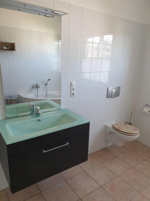 Bañera, secador de pelo, toallas, jabón