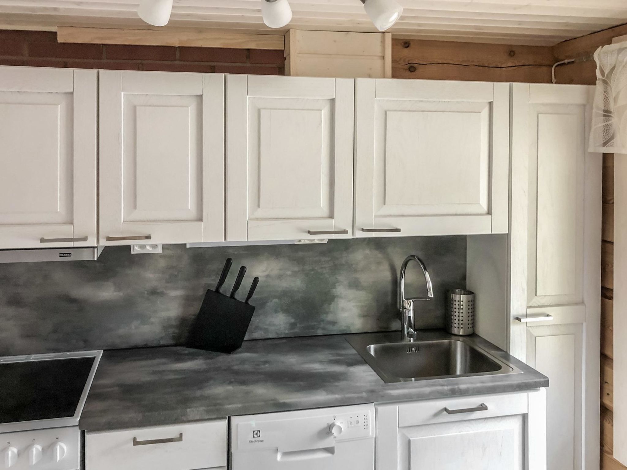 Kühlschrank, Mikrowelle, Geschirrspüler, Kochgeschirr/Geschirr/Besteck