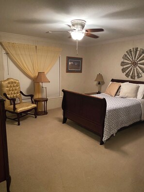 4 quartos, escrivaninha, ferros/tábuas de passar roupa, berço de viagem