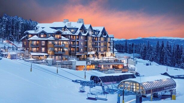 Un grand chalet à étages, doté d'un télésiège et d'un espace d'attente abrité.