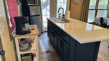 Coffee/tea maker, fridge, microwave, stovetop