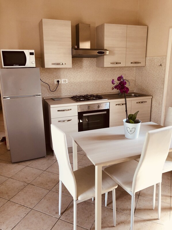 Kühlschrank, Mikrowelle, Ofen, Herdplatte