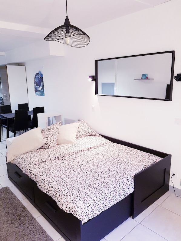 Iron/ironing board, WiFi, bed sheets